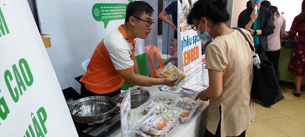 Nghêu sạch Lenger “cháy hàng” tại Phiên chợ Xanh - Tử tế