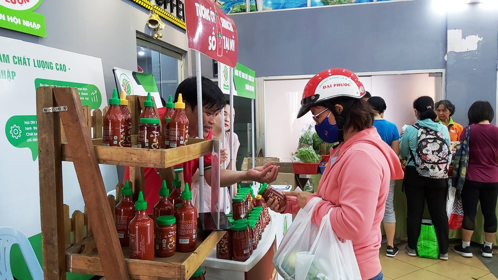 Tương ớt Vị Hảo chinh phục khách hàng Phiên chợ Xanh – Tử tế